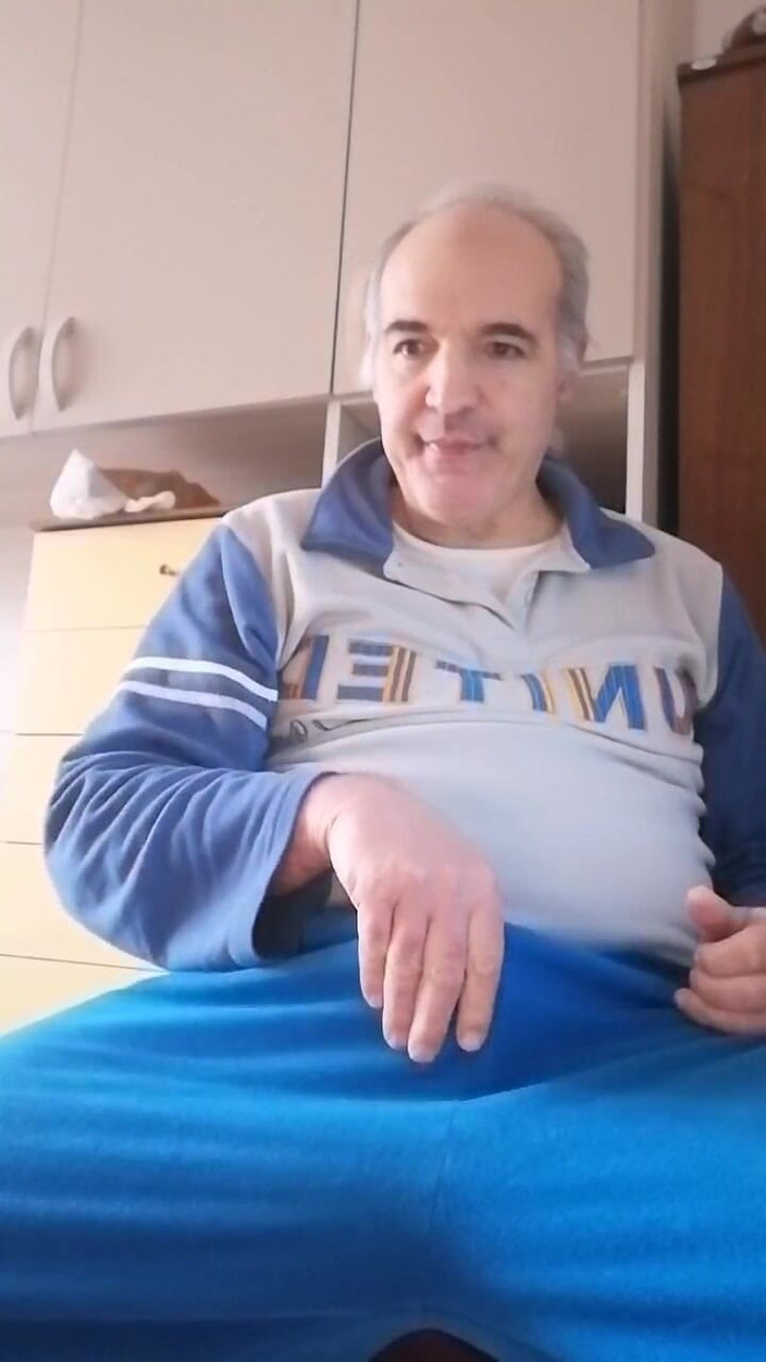 Setesesso7: Ich masturbiere meinen harten Schwanz und stecke meine Finger in...