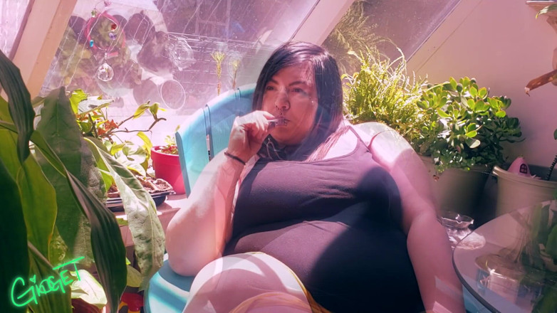 Gidget X: Fuma sexy lentamente e sborra al sole