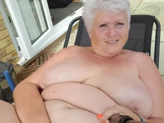 Uk Joolz: Naked garden playtime