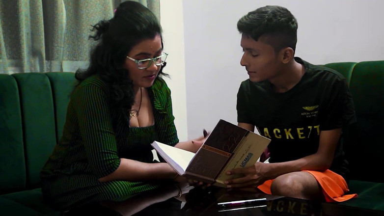 Queen star Desi: Una historia traviesa de un estudiante y su sexy maestra,...