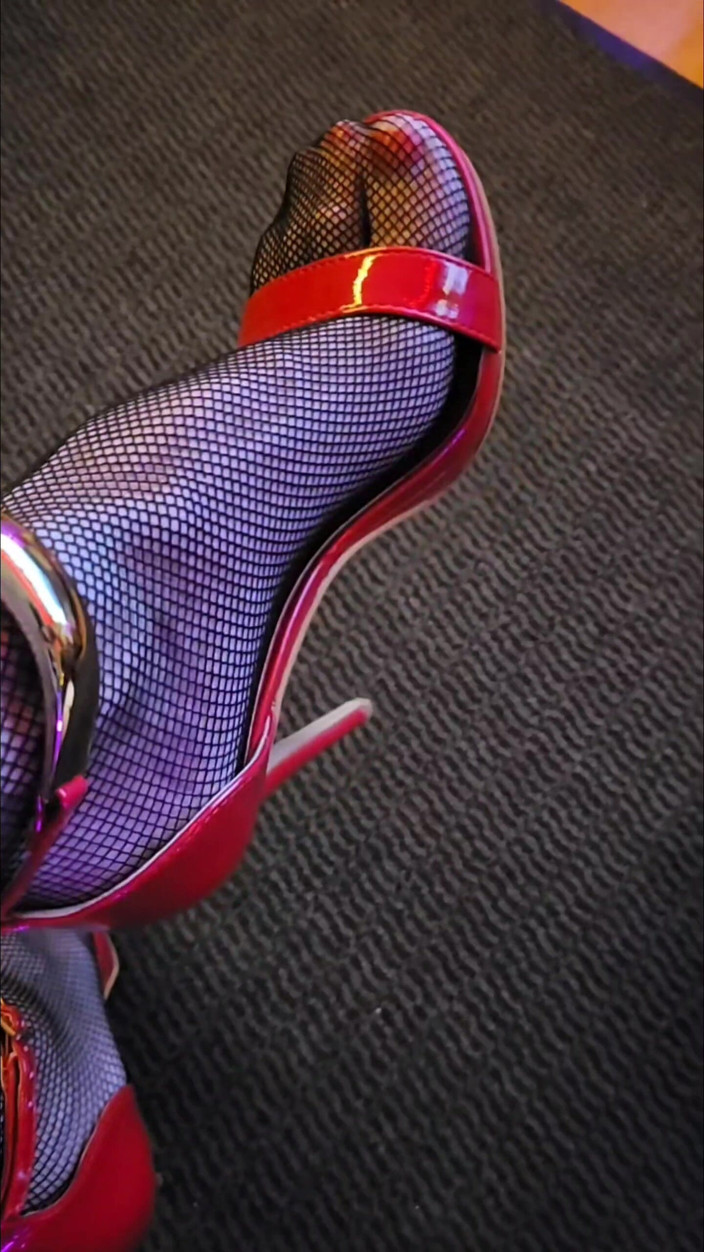VaneSsaBiTCHx: Transvestite Student Slut, Shows Her Pussy and Red Heels