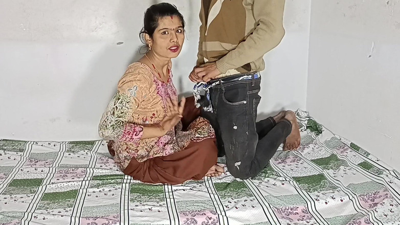 Desi Bhabhi Neha: Amateur esposa consigue follada en el piso caliente de la...