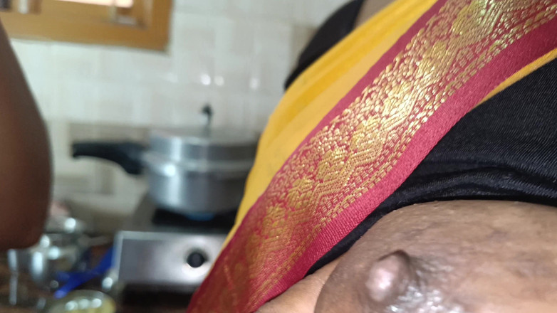 Pushpa porn: 家庭主妇与继妹在厨房啪