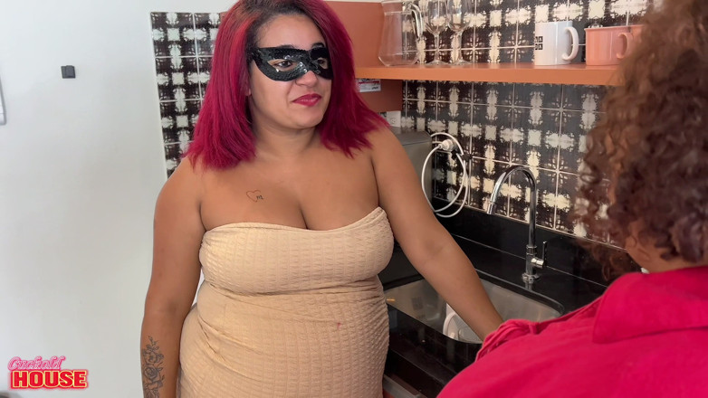 CuckoldHouse: La giovane donna sposata invita un'amica a guardare gli amici...