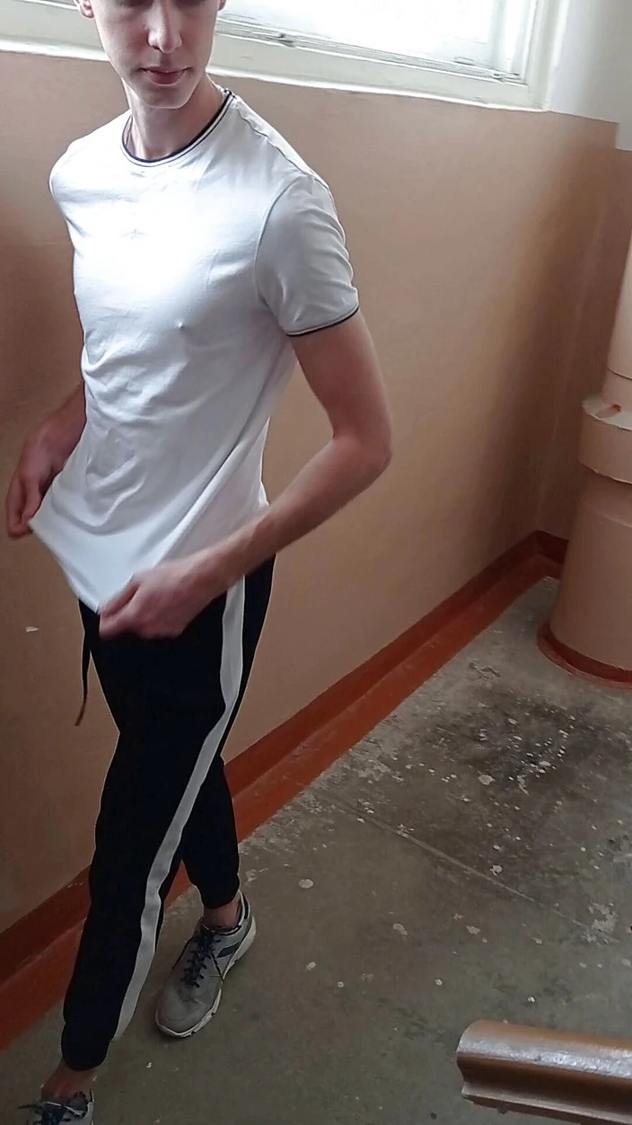 Dick Boys Studio: Masturbation in the entrance of a guy