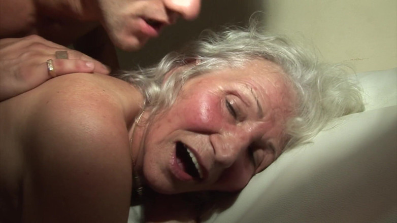 Private Lustpigs: ¡La primera vez que se folla a una abuela caliente!