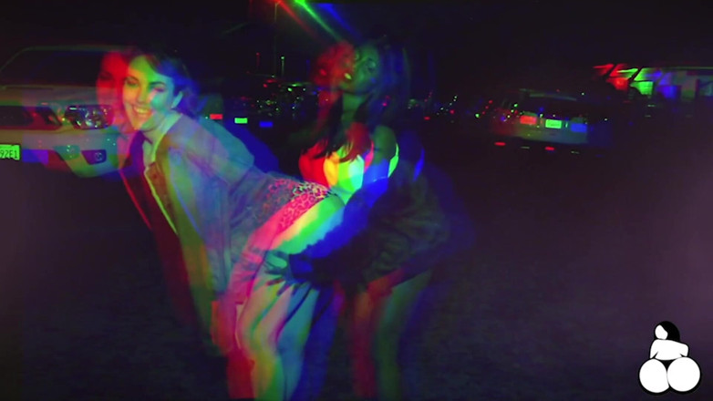 WhOOtylicious: Trío interracial con chicas twerking