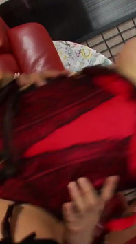 Ela leva um pau grande no buraco da excitação