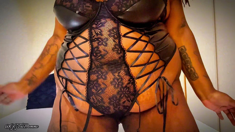 Gothic goddess domination mode: Zwarte pik en rondingen plagen