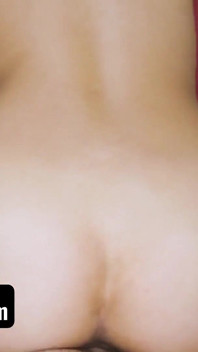 Heißes schätzchen machte sich an, nachdem es porno-videos im computer ihrer stiefbrüder gesehen hatte