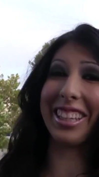 Zlobivá brunetka s velkým zadkem dostane teplou nálož na svou vyholenou kundičku