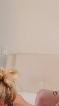 Un trio avec une trans sexy et une MILF reçoit un double creampie