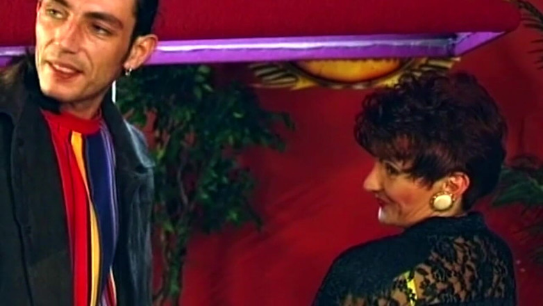 German bitch hunter: Cewek hot rambut cokelat dengan celana dalam kuning ini dientot...