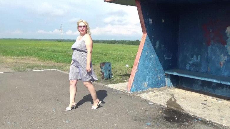 Lady Rose pee pee: Золотой дождь 76 - Писаю на автобусной остановке