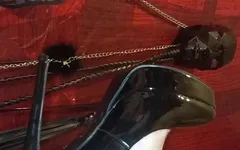 Приготовься хорошо высунуть свой язык, потому что эти высокие каблуки только там, чтобы вы лизали их и в качестве заключительного акта