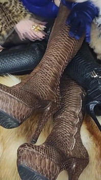 Duas meninas lindas experimentam casacos e botas de pele caros