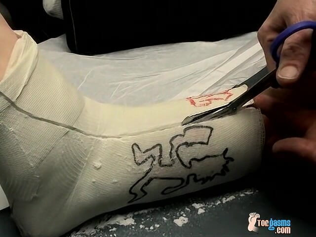 Toegasms: Foot casting für Poor evan