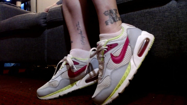 Abby Anna: Sneakers dan kaus kaki pergelangan kaki