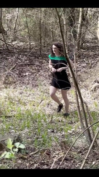 Je kunt een naakte tranny ontmoeten in het bos
