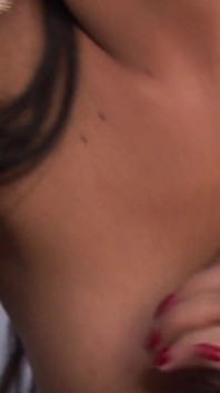 La trans fortunata sexy ha fatto un pompino al ragazzo e ha scopata duro nel culo