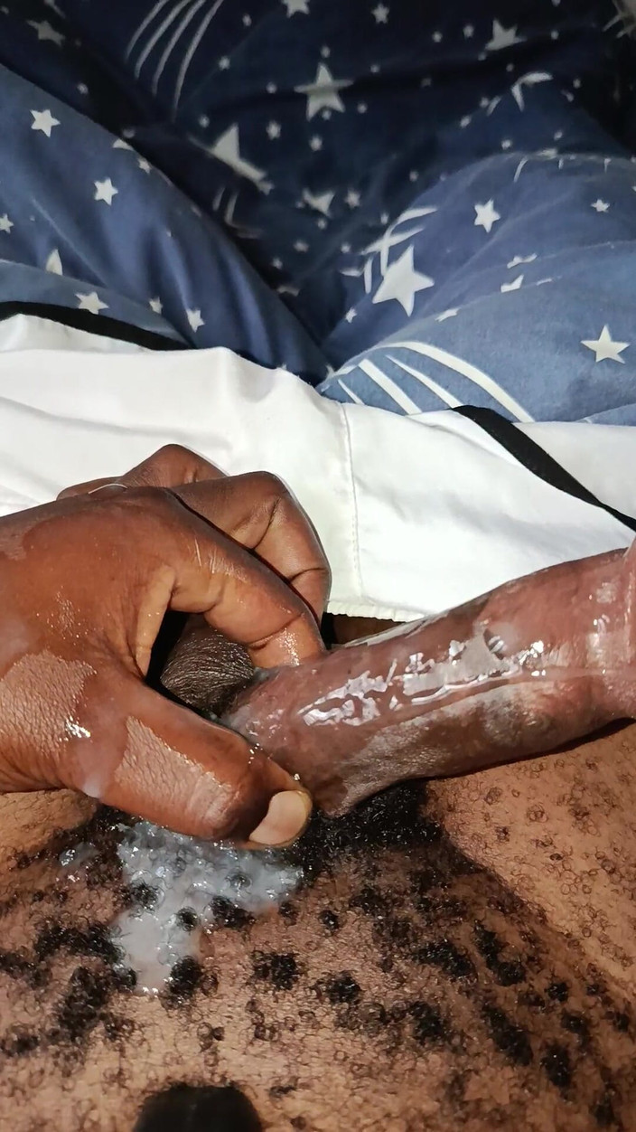 Kenyandick: Enorme corrida después de acariciar mi polla dura