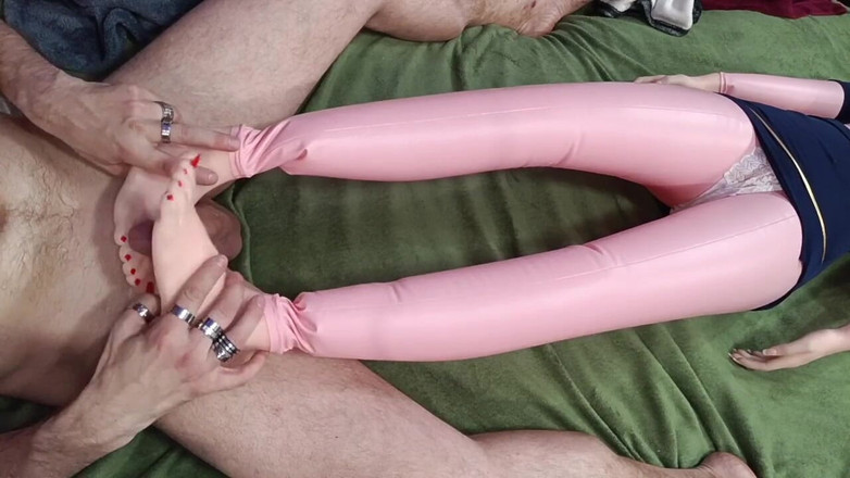 kickerscooter: Masturbare cu picioarele cu unghii roșii