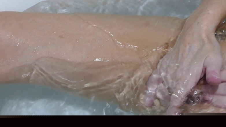 Natalie K: Dedo Fodendo E Puxando Pêlos Nus No Meu Banho