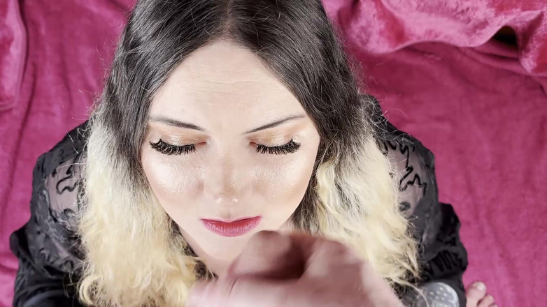 MissFFW: Батон для траха дрочит его член и кончает на все мое шлюховатое лицо