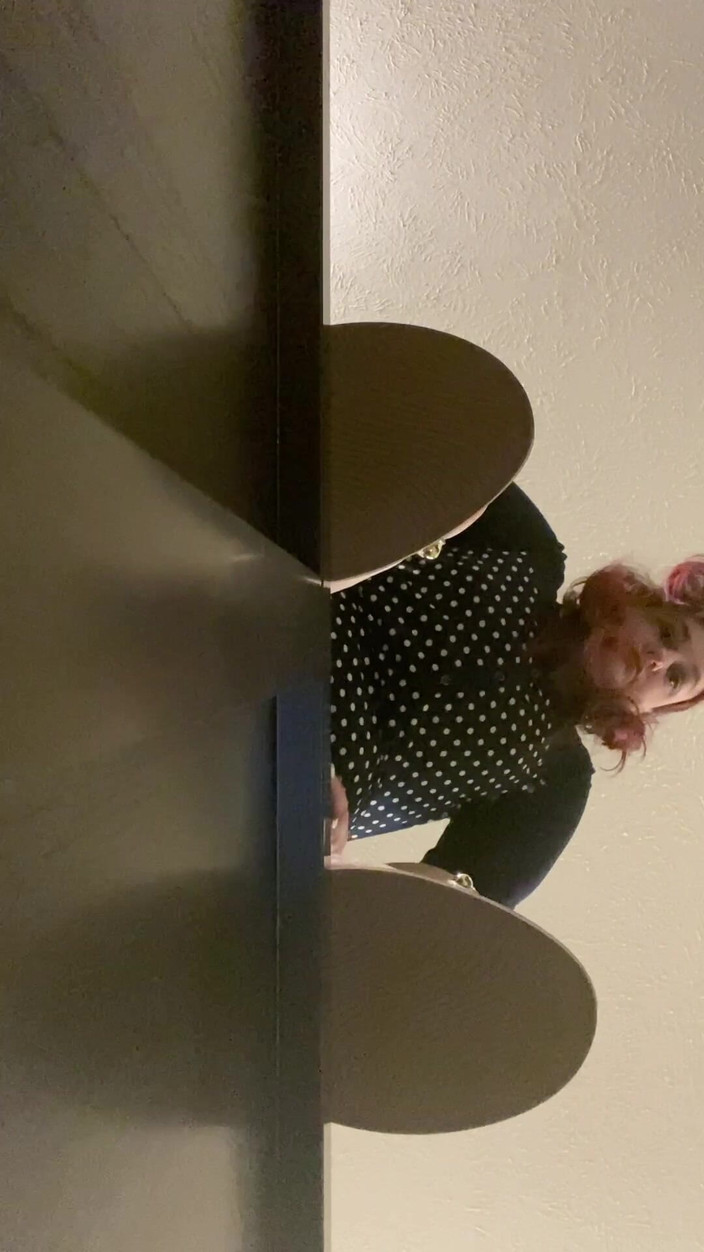 BellaBlast: 縁からぶら下がる - このBBWはあなたの指を踏みつけて落ちるのでしょうか?