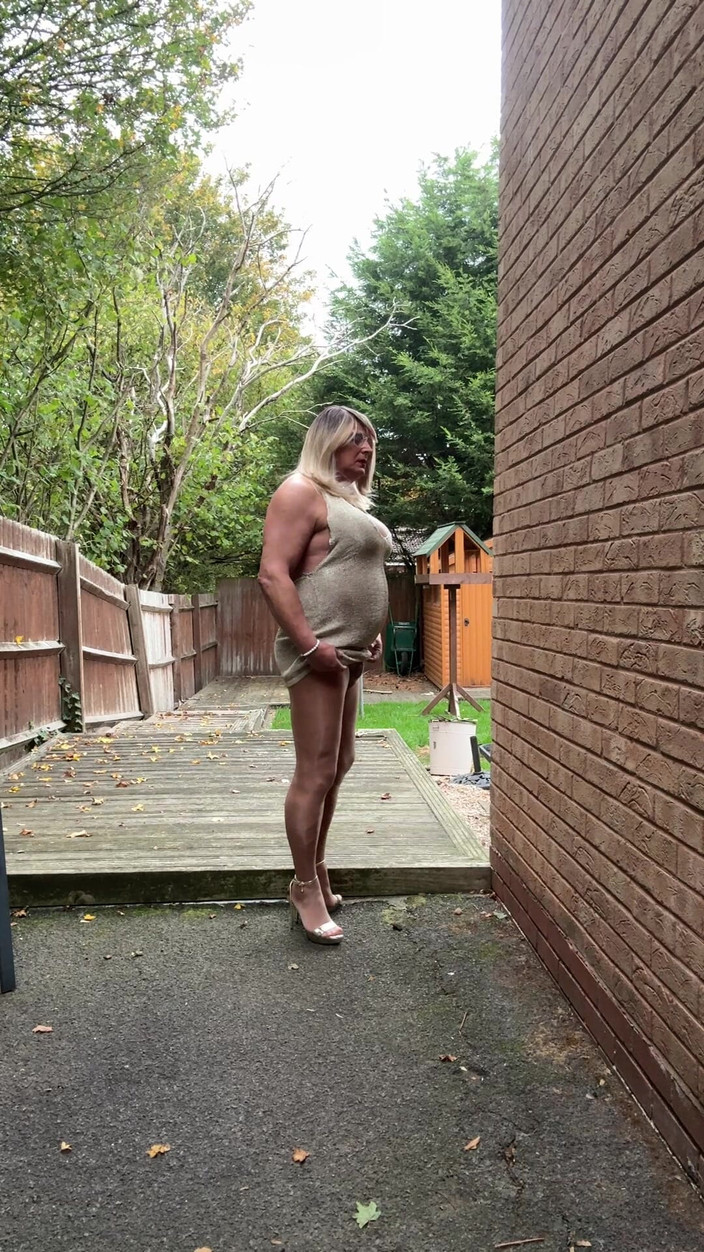 Kellycd2022: Crossdresser sexy Kellycd2022 în rochie cu plasă auriu, ciorapi mătăsosi fără...