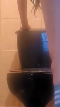 Scopata casalinga in bagno con il mio compagno di classe! Andiamo in bagno durante la ricreazione per scopare