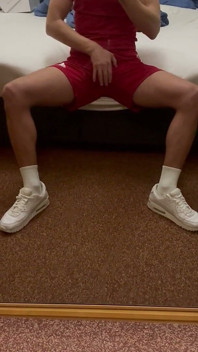 Il ragazzo sportivo si sega con un vestito da calcio
