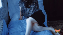 Kitty_Cross: 黄昏。吸血鬼变性人在窗户上玩耍，因为她很漂亮的身体吸引人们，因为她非常饥渴