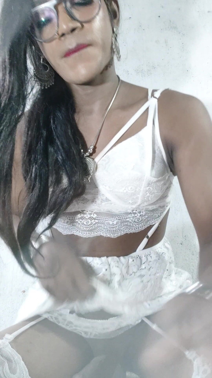 Keerthanakeerthi95: Indisk sissy cumming i vit babydoll och äter egen sperma