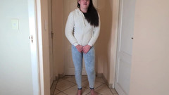 domslutfucker: Брюнетке-шлюшке отчаянно нужно писсировать, писать в ее синих джинсах