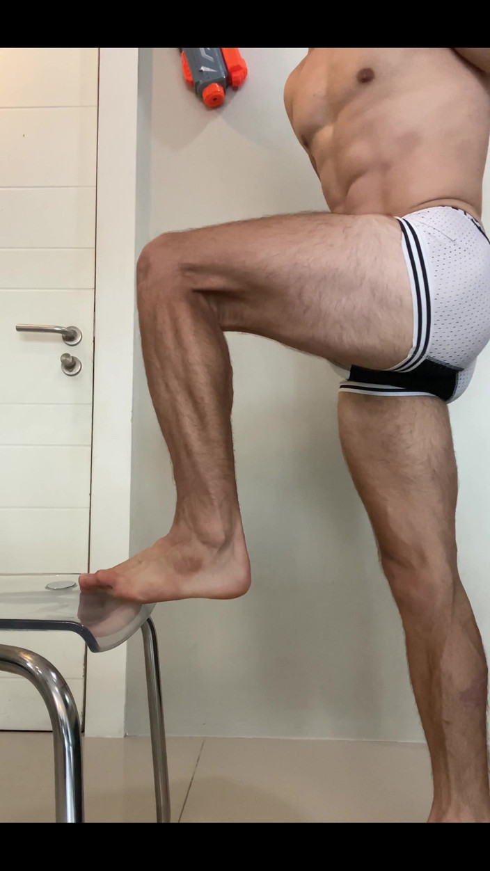 Max_Russell: Chico ruso grande muestra sus piernas musculares y cuerpo
