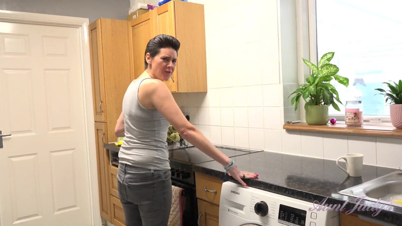 Aunt Judy's: Tantejudys - je schattige milf-vrouw Scarlet zuigt je pik in de...
