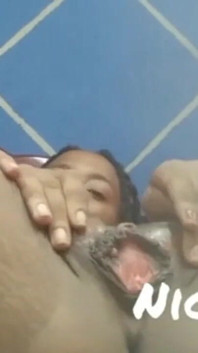 Gadis hot kulit hitam lagi asik masturbasi