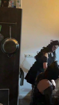 Pantat bahenol tante dominan ini dientot habis-habisan sampai lubang pantatnya menganga lebar di dapur