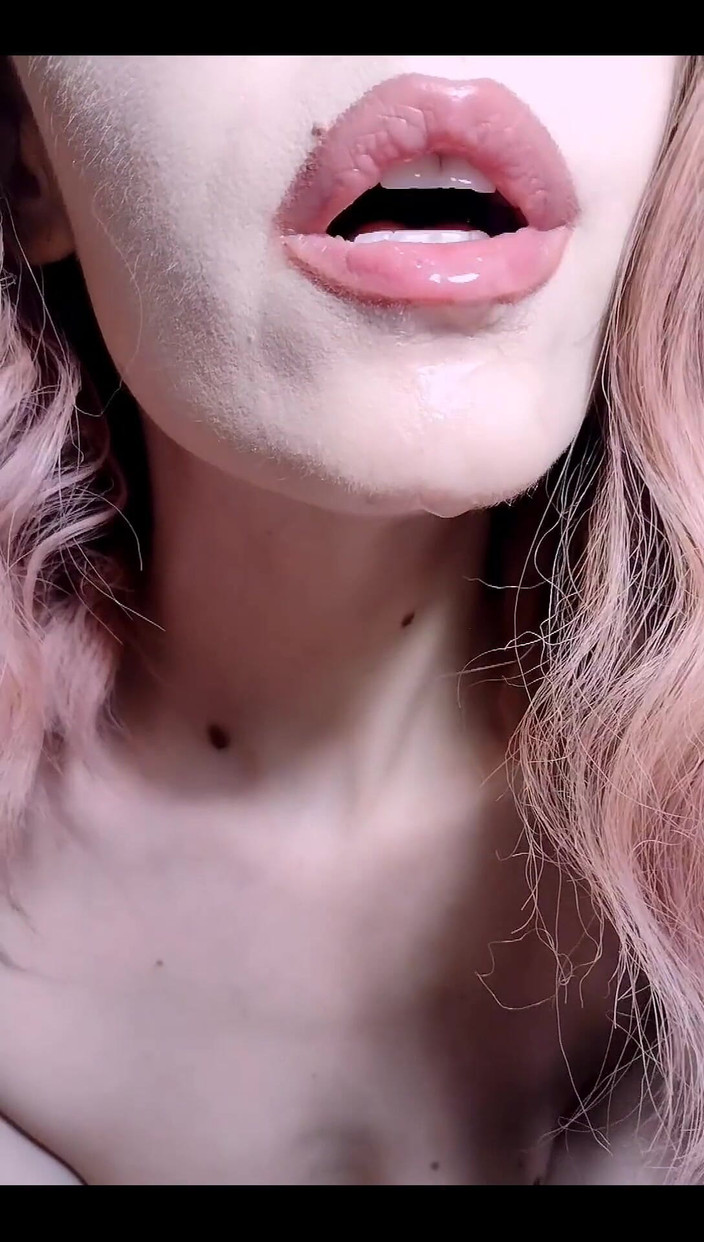 SweetApricott:  Langue, lèvres et salive