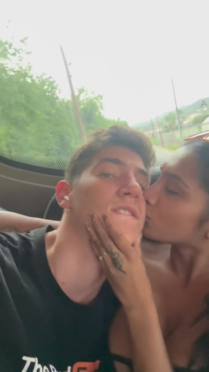 Yasmina and Brady: Vợ tôi thổi kèn tuyệt vời trên xe buýt- Yasmina...