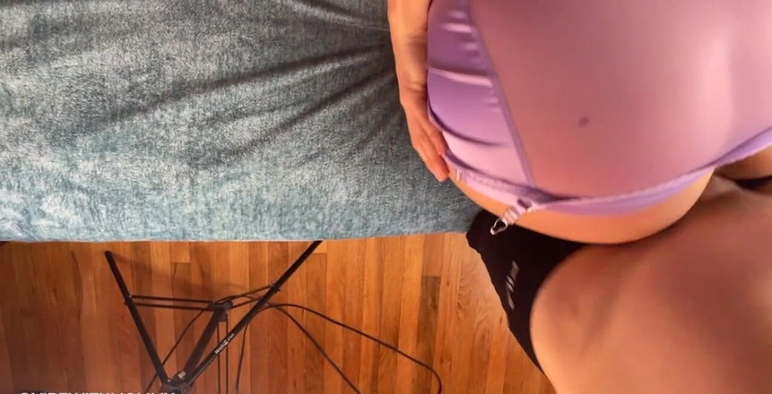 VibeWithMommy: Ibu Yahudi menangkap awak merenung pakaiannya berakhir dengan creampie berisiko