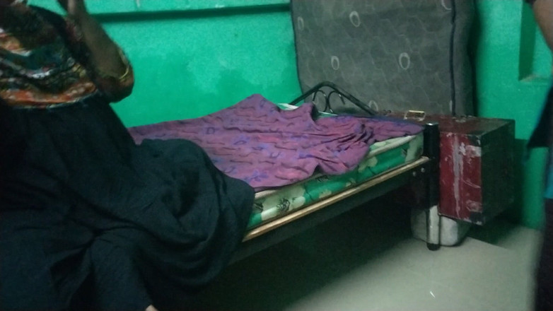 Tamil lesbian: 寝室で話す3人のおばさん