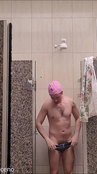 Pynk Cap înotând cu costum de baie pe jumătate goală