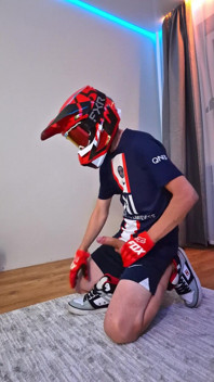 Ik voelde me heet in deze outfit, dus besloot ik wat heet sperma af te laten