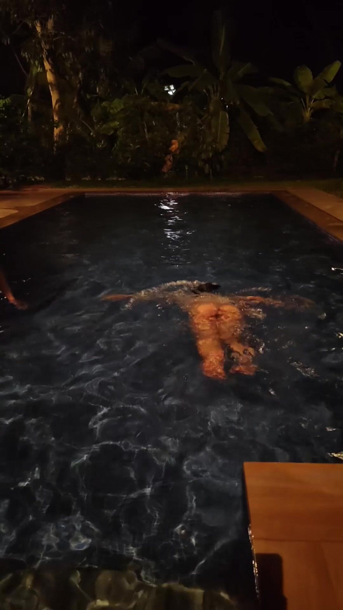 Anonymous Vlogger: Esposa gostosa arriscando foder em piscina pública à noite