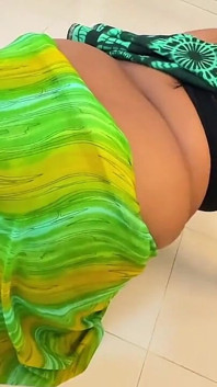 Când o desi matură blocată sub pat, o ajut prin futai anal