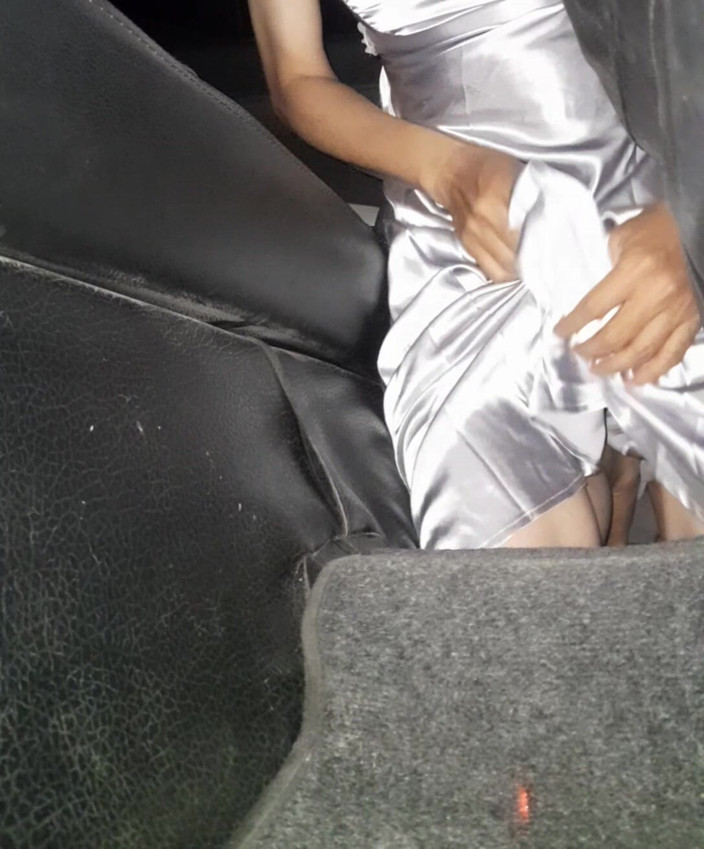 Naomisinka: 차에서 은색 새틴 롱 드레스를 입고 자위