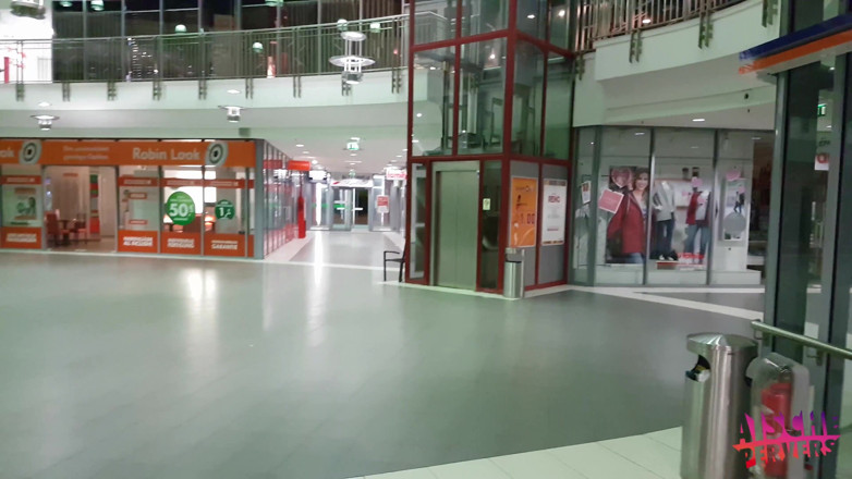Aische Pervers: Seksi Alman genç kız alışveriş merkezinde amını siktiriyor