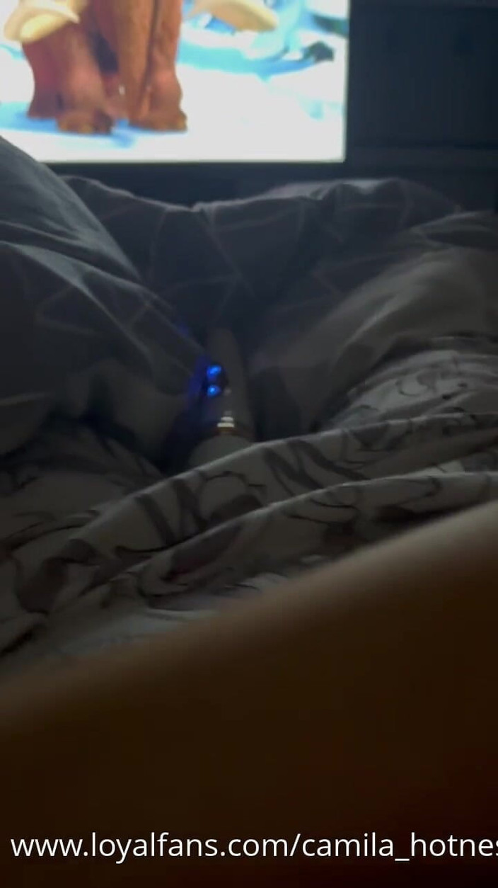 Teen Sophie: Використовуючи мій електричний вібратор, моя пизда справді мокра